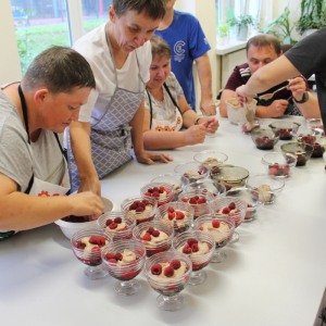 Przygotowanie deserów w pucharkach z brownie, musem truskawkowym i kremem czekoladowym