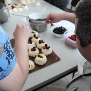 Przygotowanie mini bezów Pavlova