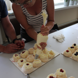 Przygotowanie mini bezów Pavlova